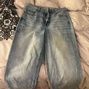 Size 8 short acid wash mom jeans. Only worn 2-3 times. Smoke free home